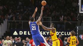 ▲恩比德（Joel Embiid）致勝跳投，76人險勝老鷹。（圖／路透社／達志影像）