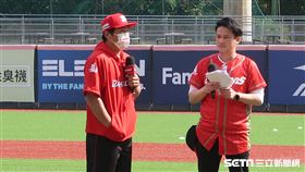 味全龍舉辦感謝祭感謝球迷，葉總和球迷說話。（圖／記者王怡翔攝影）