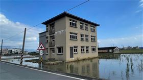 爆廢公社／宜蘭透天厝長田中間。 (圖／翻攝自爆廢公社）