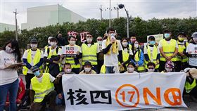 特教師參與反核大爆走行動特教老師岳祥文（前排中，持麥克風者）4日從台中到新北貢寮參與反核大爆走行動，他表示，今年他的生日願望是希望透過和其他勇士一起走這段路，喚起更多人對核四的關注，盼這是最後一次為終結核能發電走上街頭。中央社記者沈佩瑤攝  110年12月4日