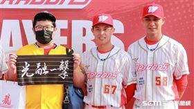 ▲味全龍球員伍鐸、田澤純一、吳東融、曾陶鎔參加賽前拍照會。（圖／三立新聞網）