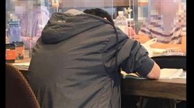 爆廢公社／咖啡廳帶耳機念書！突叫隔壁「安靜點…」（圖／翻攝自爆廢公社）