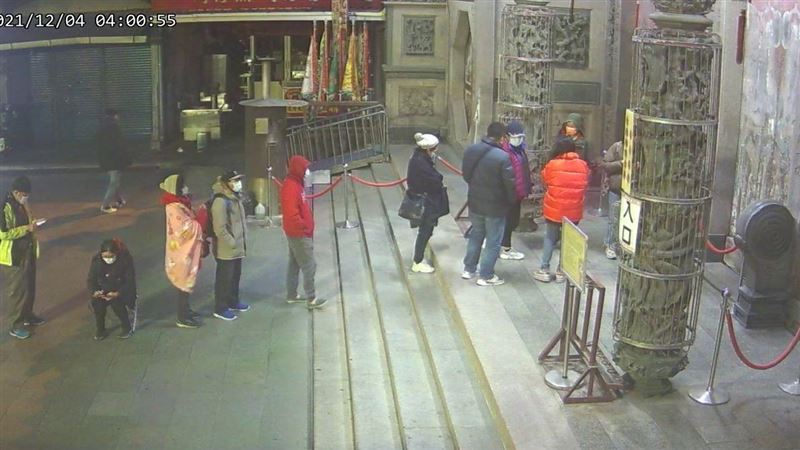 寒流夜熬夜排7小時　人龍包圍天后宮