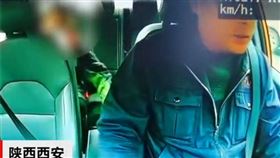陝西西安女孩攔車要去孤兒院（圖／翻攝自微博）