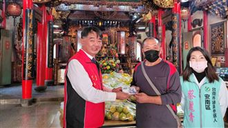 水果爸籌愛女醫藥費　元和宮千斤買爆