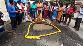 馬路出現大坑洞！居民做法盼「自動修復」　當地人一看讚翻