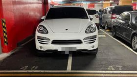 保時捷停車「1台停2格」！他愣：駕照雞腿換的　網反狂讚（圖／翻攝自爆怨公社）