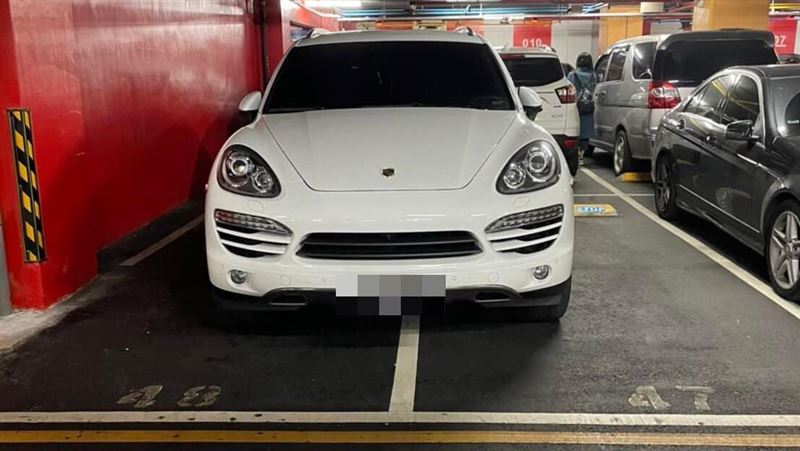 保時捷霸佔2車格！他氣炸　網反狂讚