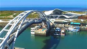 桃園永安漁港彩虹橋桃園市政府指出，永安漁港除了知名的彩虹橋夕照，還有漁市場可採買新鮮漁貨，日前完工的嶄新地標永安海螺文化體驗園區雖然還未完全開放，但特殊的外觀造型相當受民眾喜愛，也吸引許多人前往拍照。（桃園市政府觀光旅遊局提供）中央社記者吳睿騏桃園傳真  110年9月20日