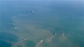 台馬海底電纜不明原因斷纜  一度影響馬祖通訊馬祖地區4日凌晨起通話品質與網路連線出現不穩，甚至有民眾抱怨和外界失聯。中華電信馬祖營運處總經理林以生受訪表示，距南竿7公里處的台馬第3條海纜部分芯線凌晨不明原因故障，搶修後下午陸續恢復正常使用，至於事故原因尚在釐清，並無直接證據證明為抽砂船導致。中央社記者邱筠攝  110年12月4日