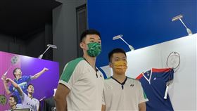 麟洋配桃園參加粉絲見面會奧運羽球男雙金牌組合「麟洋配」王齊麟（左）、李洋（右）28日應邀到桃園參加粉絲見面會，兩人除分享球員心得，也現場合唱博得滿堂彩。中央社記者葉臻攝  110年8月28日