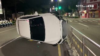 女迴轉自撞分隔島　90度側翻躺馬路
