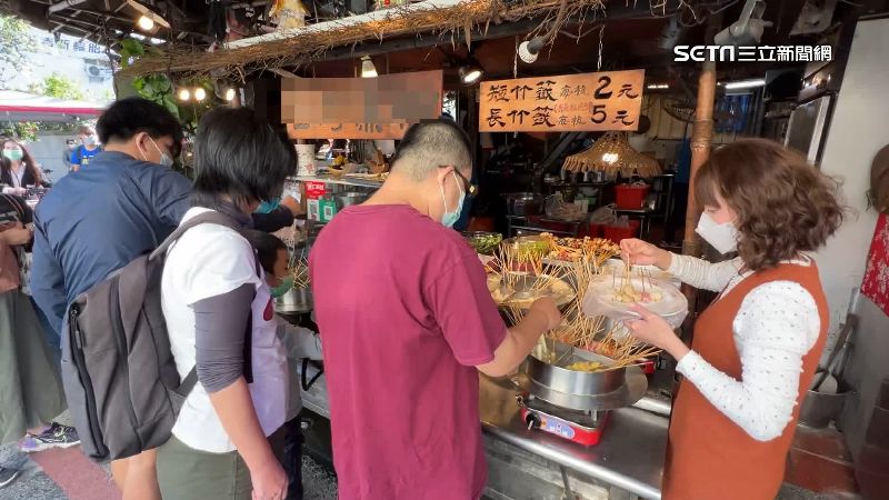 台南一口黑輪一支只要2元，以銅板價聞名的排隊美食。（圖／資料照）