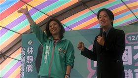 賴清德南下台中  為林靜儀站台輔選副總統賴清德（右）4日南下台中，為民進黨台中市第2選區立委補選參選人林靜儀（左）站台造勢，籲請鄉親支持。中央社記者趙麗妍攝  110年12月4日