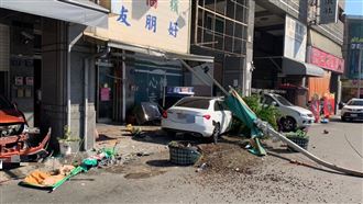 驚悚！賓士男打瞌睡誤踩油門衝進騎樓