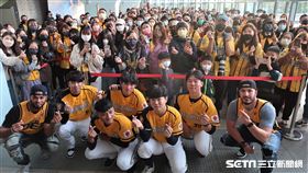 中信兄弟球員王威晨、詹子賢、陳文杰、江坤宇、吳俊偉、洋將羅傑斯和象魔力參加中信特攻賽前活動。（圖／記者王怡翔攝影）