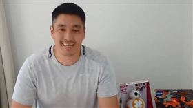 理科先生先前隔空拍影片，在生日蛋糕前慶祝兒子生日。（圖／翻攝自likejohnwu IG）