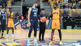 王威晨為新北特攻比賽開球。（圖／記者王怡翔攝影）