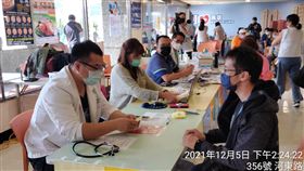 高雄4處接種莫德納疫苗送200元禮券（1）高雄市政府5日在4處接種站提供民眾現場登記接種COVID-19（2019冠狀病毒疾病）莫德納疫苗，並贈送200元超商或家樂福禮券。（高雄市政府提供）中央社記者曾以寧傳真  110年12月5日