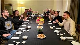 波海三國議員「用筷子」吃義美小泡芙！網全笑翻：哪招（圖／翻攝自外交部臉書）