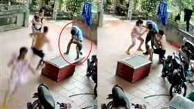 開箱瞬間遇劫　巨蟒衝出咬住他的臉。推特@anthraxxx781