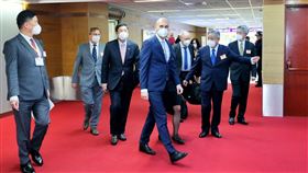 斯洛伐克經濟部次長訪團抵台  田中光接機斯洛伐克經濟部次長佳雷克（中）5日率團搭乘專機抵台訪問，外交部由政務次長田中光（右2）代表接機，訪問團成員由接待人員引導前往國賓室稍作休息，隨後再依照工作人員安排搭車離去。中央社記者吳睿騏桃園機場攝  110年12月5日