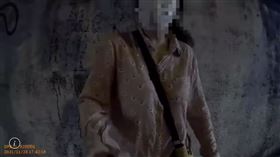 ▲新北市中和，李姓女子(右，粉紅衣)不顧員警勸阻，逕自闖紅燈還嗆警「國家養你們這些廢物」。（圖／翻攝畫面）