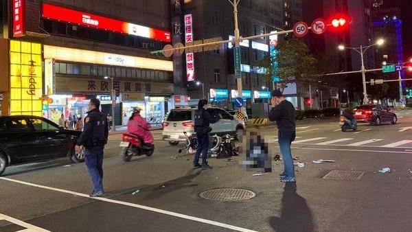 機車羅斯福路撞左轉休旅車！騎士重傷