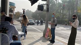 美國街頭 民眾戴口罩保持社交距離COVID-19（2019冠狀病毒疾病）疫情爆發將近兩年，美國民眾大多習慣出門戴口罩、排隊保持距離。圖為等候進入咖啡店的行列。中央社記者林宏翰洛杉磯攝 110年12月5日