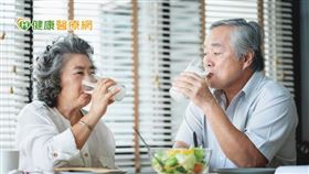 飲食建議參考三個面向，質、量、用餐時間。每個人每日攝取的熱量原則取決於身高、體重、性別、活動量等，可得出不同標準。