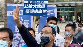 朱立倫宣講4個同意公投理念（2）重啟核四、反萊豬、公投綁大選及三接遷離公民投票案12月18日投票，國民黨主席朱立倫（前右）30日在北醫前廣場宣講公投理念，高舉手勢呼籲「4個都同意，台灣更美麗」。中央社記者王飛華攝  110年11月30日