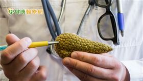 治療胰臟癌可分為手術開刀、化學治療、免疫治療及標靶治療，其中免疫及標靶治療都只適合於腫瘤有特殊的細胞基因突變的病人，而這些治療都相當昂貴，因此在用這些昂貴的治療前，宜先做基因檢測，確定有相對應的特殊的細胞基因突變數再用。