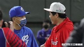 ▲富邦悍將總教練洪一中賽後和味全龍總教練葉君璋致意。（圖／記者劉彥池攝影）