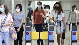 雙北三級警戒首上班日　搭車人潮減少（1）本土疫情升溫，雙北防疫升至三級警戒，17日首個上班日，搭乘台鐵區間車的民眾比往常少了許多，也都遵守防疫規定配戴口罩。中央社記者張皓安攝  110年5月17日