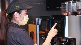 慶McCafé再添五星生力軍，麥當勞12/8（三）於11家餐廳，推出經典那堤（冰/熱）買一送一優惠。（圖／台灣麥當勞提供）