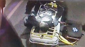 南投埔里，2歲男童陽台獨自玩耍，想看垃圾車不慎推開紗窗，墜樓 (圖/翻攝畫面)