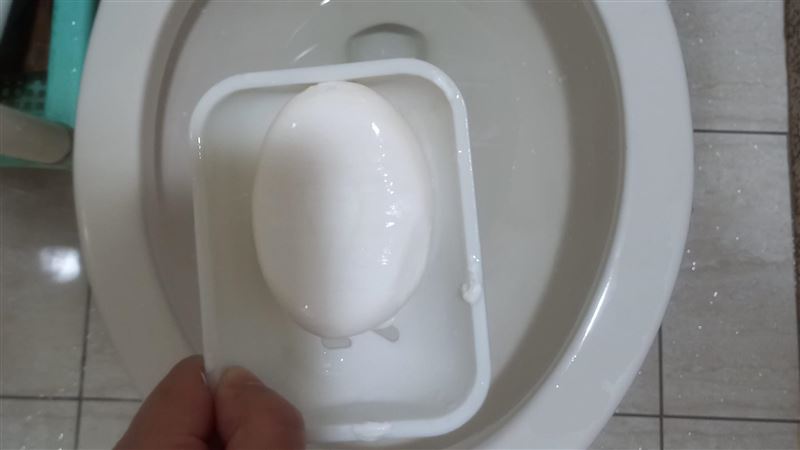 肥皂滑進馬桶塞住　神人一招解決
