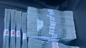 結婚週年「1個讚給老婆100」　他真的領出24疊現金！　圖／翻攝自爆廢公社