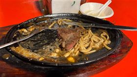 夜市牛排沒附餐包！奧客罵：王品都有（圖／翻攝自爆怨2公社臉書）