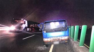 畫面曝光！貨車駕駛遭曳引車追撞慘死