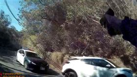 苗栗南苗派出所，謊稱幫親友急用，到車廠偷車開走，員警圍捕女竊嫌拒捕，持槍警告壓制(圖／翻攝畫面)