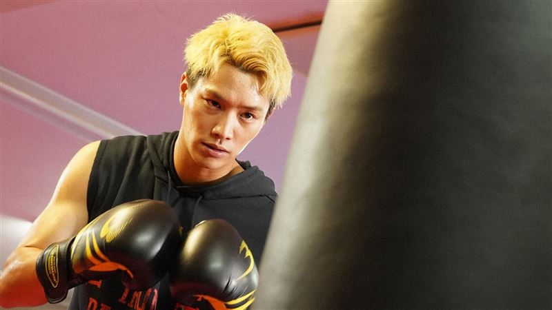 鈴木伸之狂嗑「棒狀物」　竟是為了…