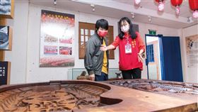 ▲可以和遊客互動交流，分享文化知識，讓志工曾金連覺得快樂。（圖／黃菁慧提供）