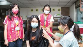 ▲衛生所志工高嘉駿（左）和陳淑甘（中）協助陪伴民中接種疫苗。（圖／黃菁慧提供）