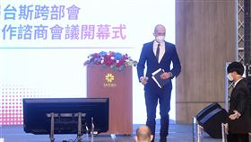 首屆台斯跨部會經濟合作諮商會議開幕（3）第一屆台斯跨部會經濟合作諮商會議開幕典禮6日在台北南港展覽館2館舉行，斯洛伐克經濟部政務次長佳雷克（Karol Galek）（後）出席，並在致詞尾聲用英文與中文各說一次，斯洛伐克支持台灣（Slovakia supports Taiwan）。中央社記者鄭傑文攝  110年12月6日