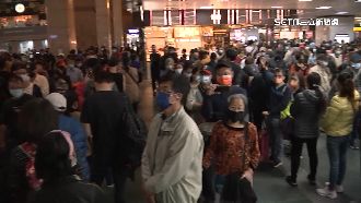 打莫德納領禮券 北車擠成大型接種站