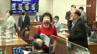 挨轟違憲！葉毓蘭急喊肚痛害官員枯等