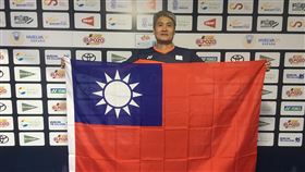 世界壯年羽球錦標賽  周財勝首參賽奪亞軍台東大學身心整合與運動休閒產業學系主任周財勝首次參加在西班牙舉行的「2021年世界壯年羽球錦標賽」，在55歲男子單打項目中勇奪亞軍，開心展示中華民國國旗。（台東大學提供）中央社記者李先鳳傳真  110年12月6日