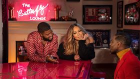 聖誕女王確定 12 月 3 日駕到！帶來摩登銀色奇幻魔法 《瑪麗亞凱莉續展耶誕魅力》。（圖／Apple TV+提供）