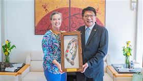 潘孟安會晤孫曉雅  致贈特色禮品美國在台協會（AIT）處長孫曉雅（左）6日赴屏東縣政府拜會，縣長潘孟安（右）親自接待，並致贈孫曉雅以原住民琉璃珠製作的台灣造型藝品。（屏東縣政府提供）中央社記者洪學廣傳真  110年12月6日